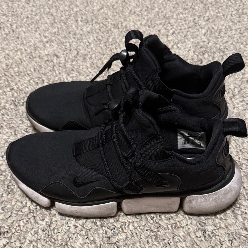 Unique and Stylish Men’s Nike Black and White Athletic Shoes Size 9